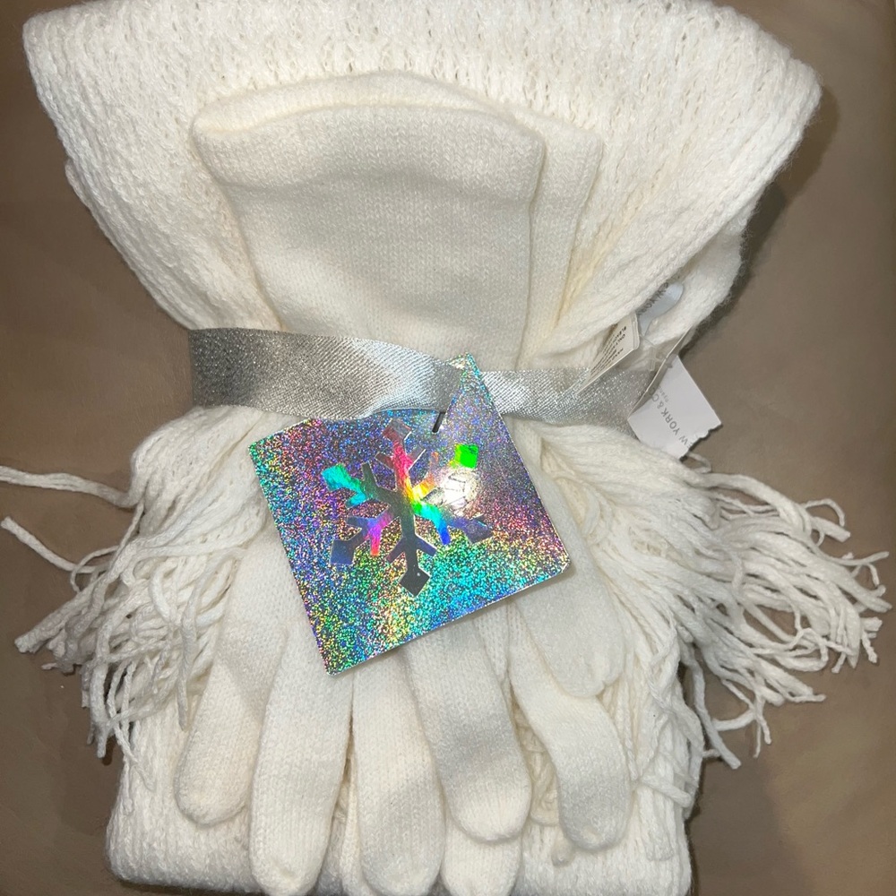 NEW YORK & COMPANY SCARF & GLOVE SET
